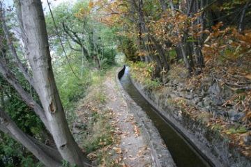 il sentiero che costeggia il canale<br>Le sentier qui longe le canal