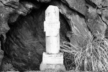 Il cippo sul canale nei pressi della grande roccia- Gran Rotsa che ricorda la morte del brigadiere Sacchello Giovanni -23 ottobre 1896.<br>Le cippus sur le canal près du grand rocher - Gran Rotsa qui rappelle la mort du brigadier Sacchello Jean 23 octobre 1896.