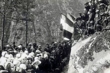 inaugurazione della lapide dedicata a Maria Bona.<br>Inauguration de la plaque commémorative dédié à Maria Bona.