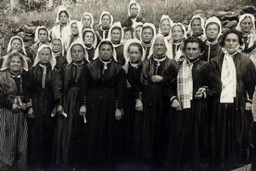 le donne giaglionesi il giorno dell'inaugurazione della lapide.<br>Les femmes giaglionesi le jour de l'inauguration de la plaque commémorative.