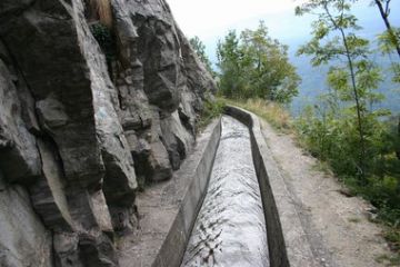 Il canale taglia la roccia per una lunghezza di circa 500m.<br>Le canal taille la rocher sur une longueur d'anviron 500 m.