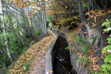 Il sentiero che costeggia il canale porta in Val Clarea.<br>Le chemin qui longe le Canal conduit dans la Val  Clarea.
