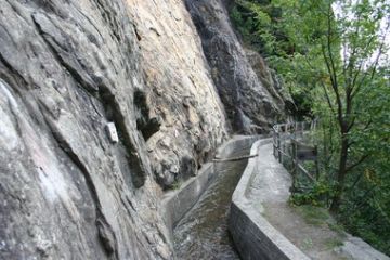 La portata d'acqua è di 550 litri/sec.<br>Le débit d'eau est de 550 litres/sec.<br>