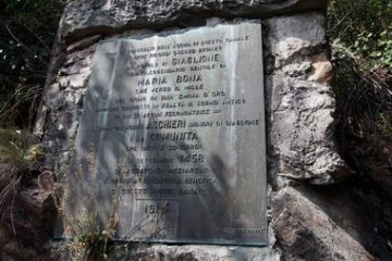 La plaque commémorative.