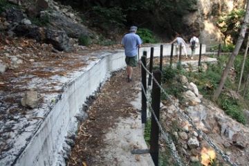 In alcuni tratti nelle zone più impervie ora il canale è protetto da una copertura di cemento armato.
