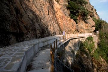 Copertura del canale e messa in sicurezza del sentierio in  un tratto particolarmente accidentato.